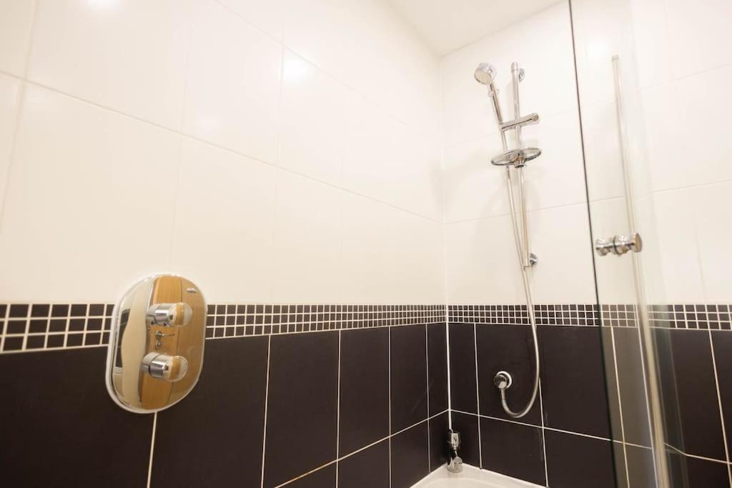The Wellness Lodge- Gym, Table Tennis, Cinema, Parking And More! Bath Exteriör bild